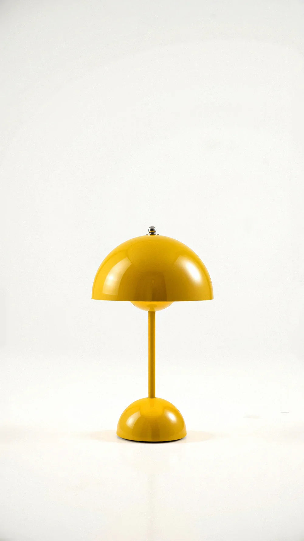 Lampa stołowa z kloszem kopułowym i półokrągłą podstawą