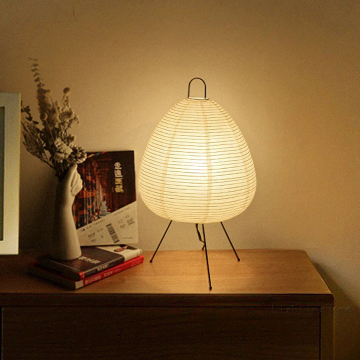 Lampa stołowa z papieru ryżowego w kształcie jajka na statywie