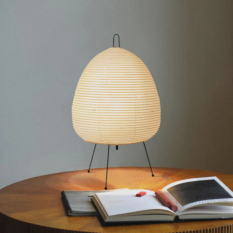 Lampa stołowa z papieru ryżowego w kształcie jajka na statywie