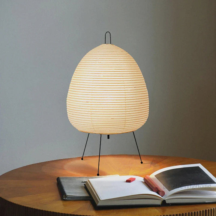 Lampa stołowa z papieru ryżowego w kształcie jajka na statywie