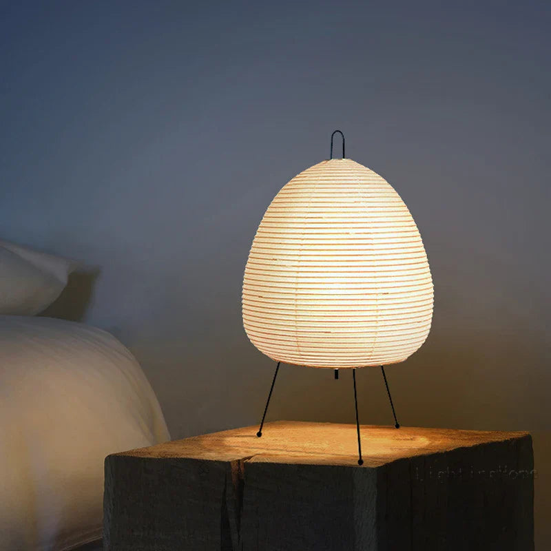 Lampa stołowa z papieru ryżowego w kształcie jajka na statywie