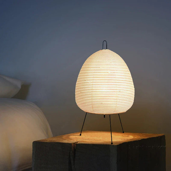 Lampa stołowa z papieru ryżowego w kształcie jajka na statywie