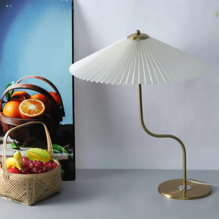Lampa stołowa z plisowanym kloszem w kształcie parasola