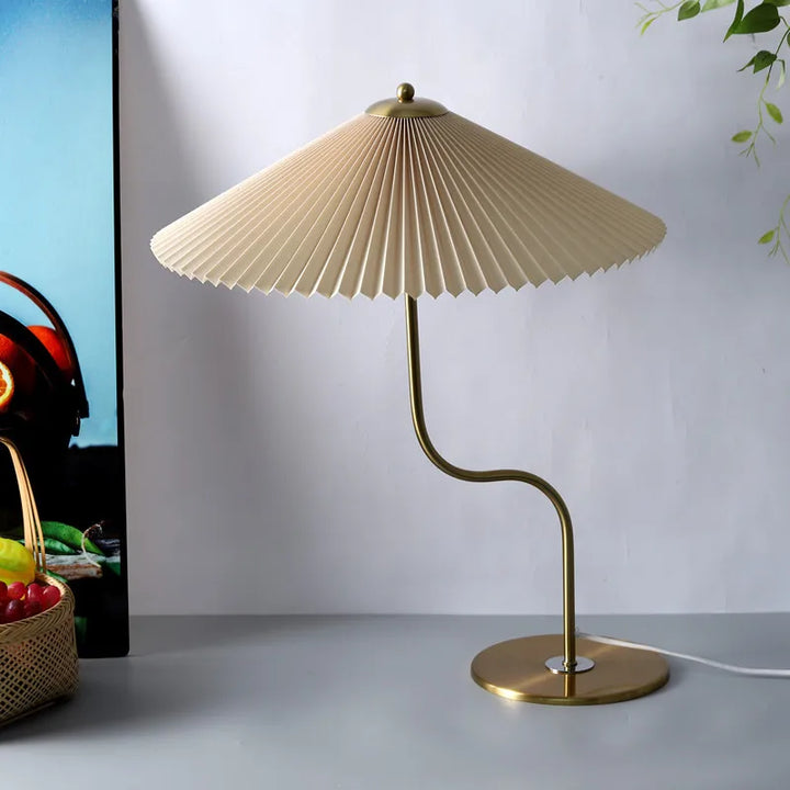 Lampa stołowa z plisowanym kloszem w kształcie parasola