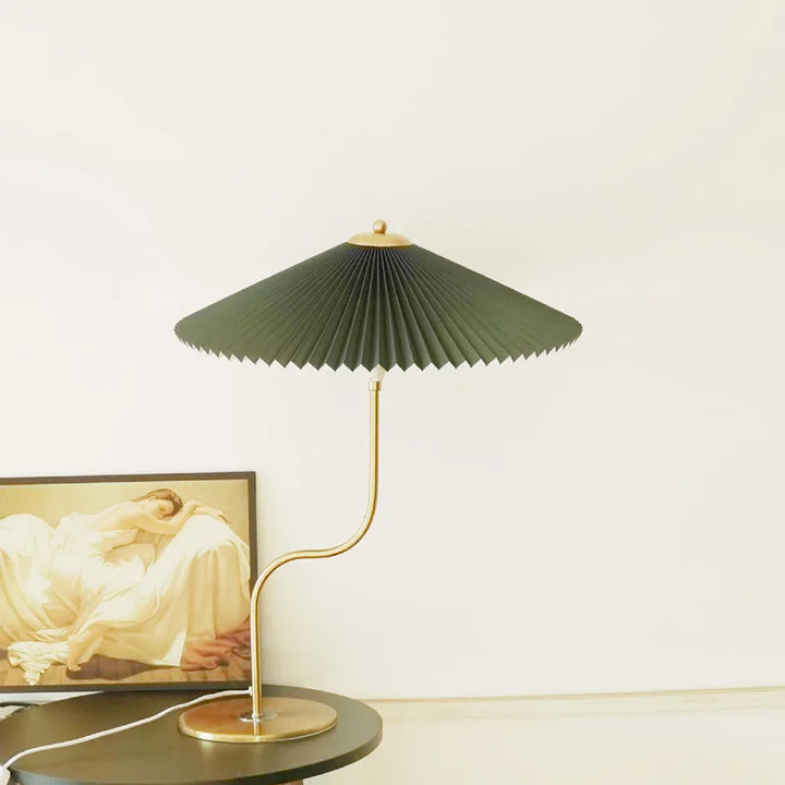 Lampa stołowa z plisowanym kloszem w kształcie parasola