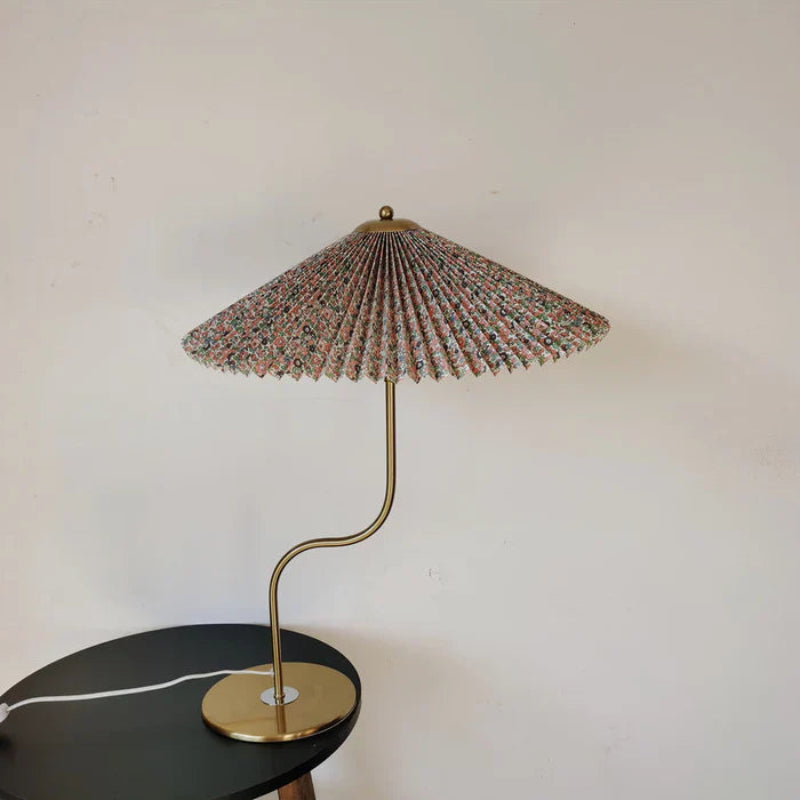 Lampa stołowa z plisowanym kloszem w kształcie parasola