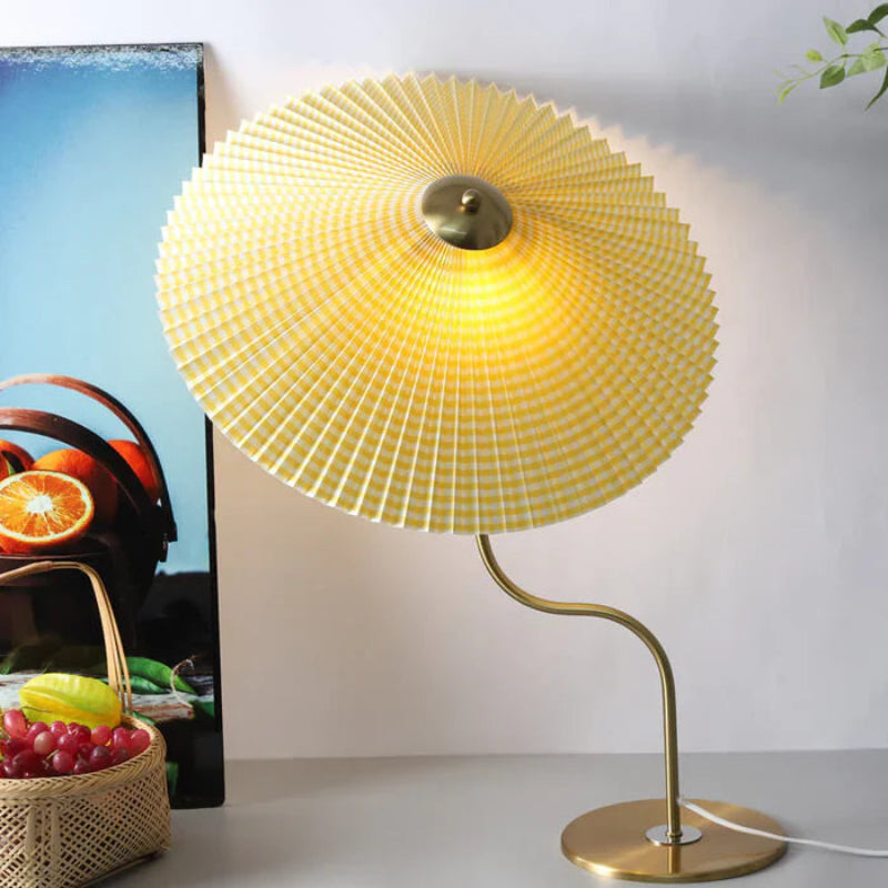 Lampa stołowa z plisowanym kloszem w kształcie parasola