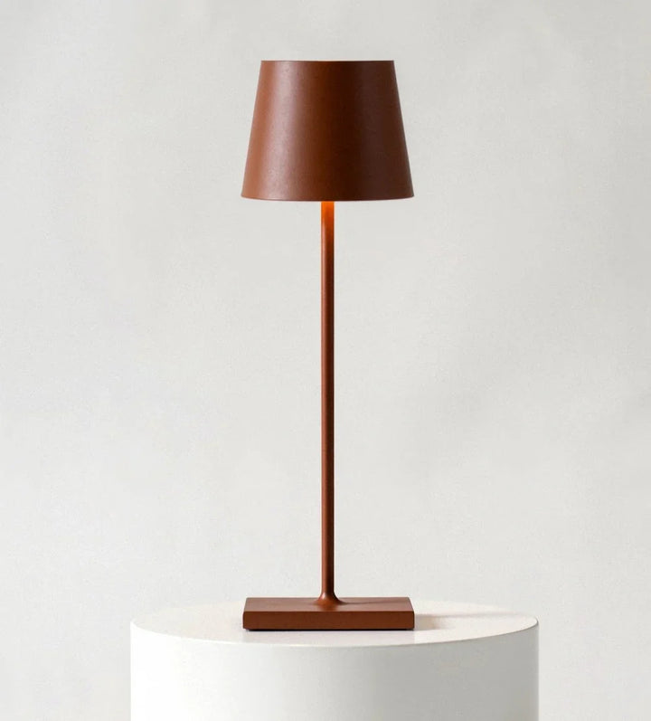 Lampa stołowa z podstawą i stożkowym kloszem