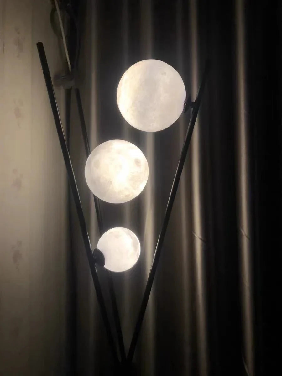 Lampa stojąca LED na trójnogu z kloszami kulistymi
