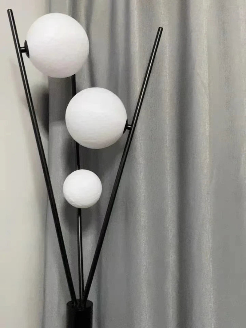 Lampa stojąca LED na trójnogu z kloszami kulistymi
