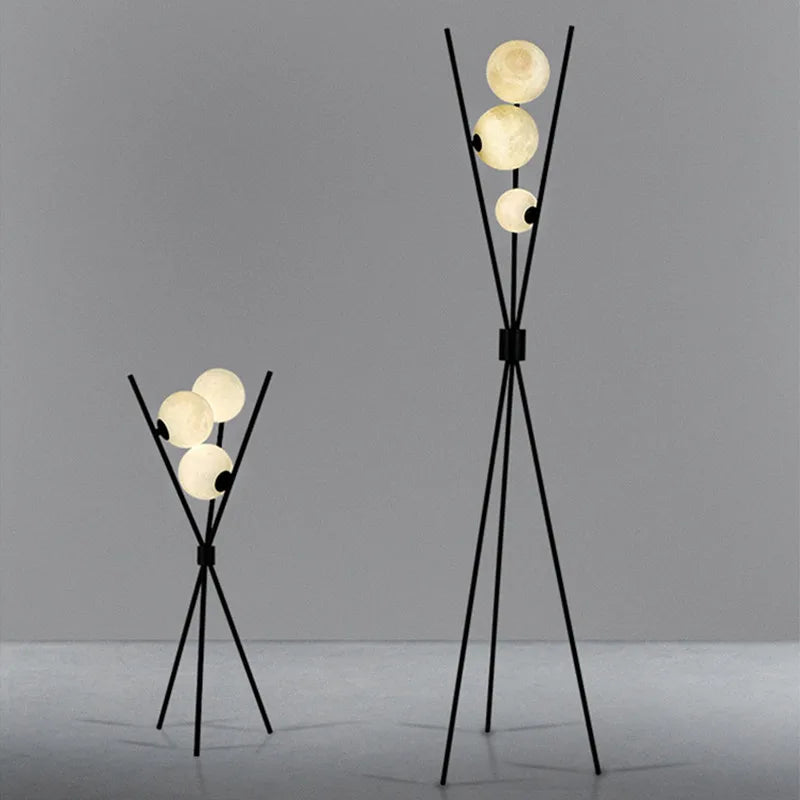 Lampa stojąca LED na trójnogu z kloszami kulistymi