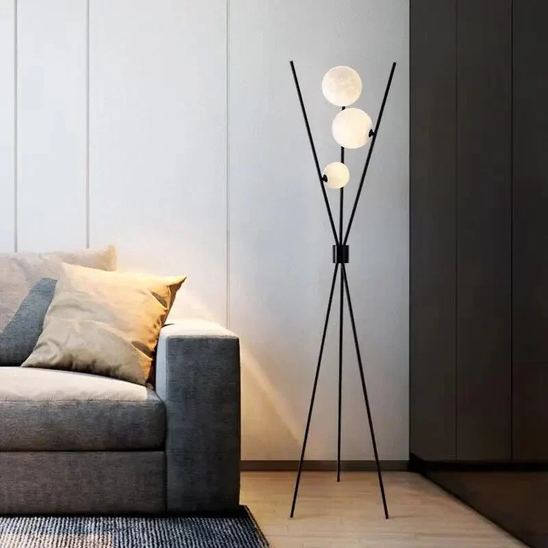Lampa stojąca LED na trójnogu z kloszami kulistymi