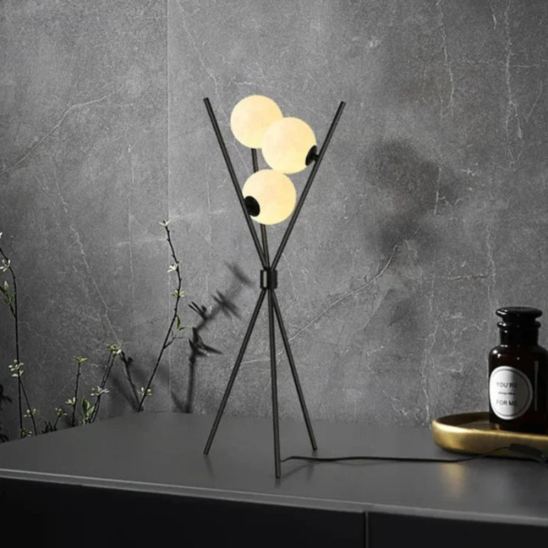 Lampa stojąca LED na trójnogu z kloszami kulistymi