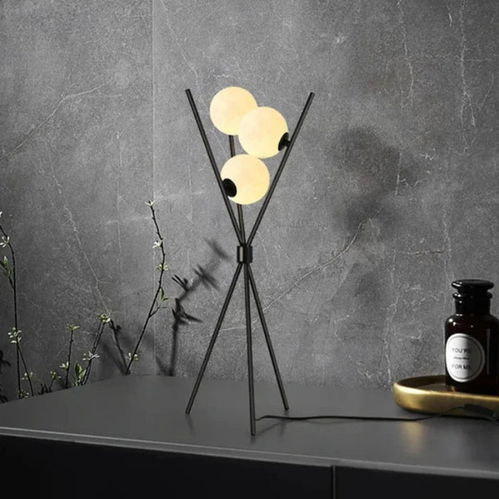 Lampa stojąca LED na trójnogu z kloszami kulistymi