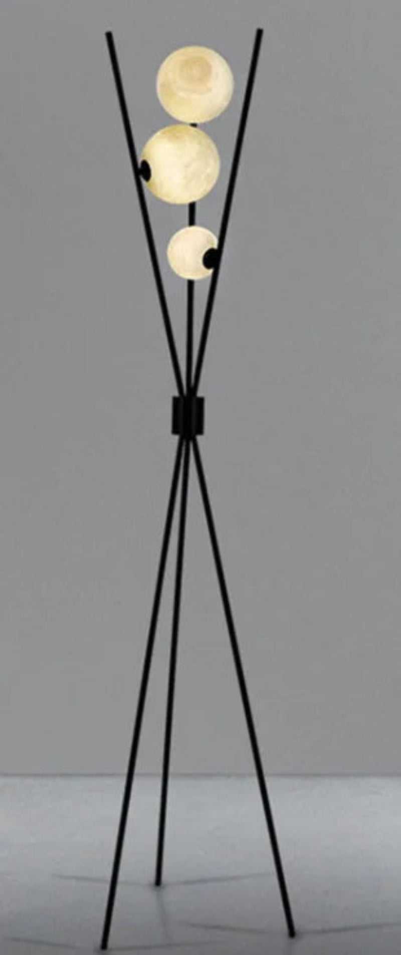 Lampa stojąca LED na trójnogu z kloszami kulistymi