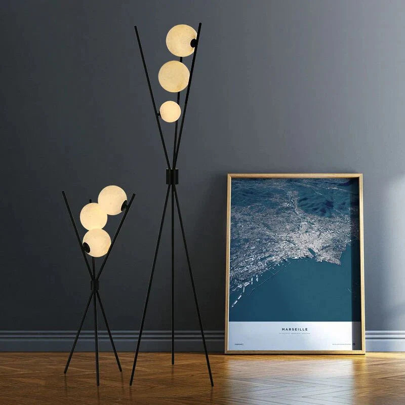 Lampa stojąca LED na trójnogu z kloszami kulistymi