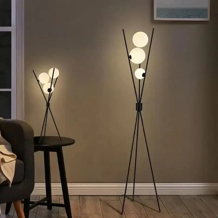 Lampa stojąca LED na trójnogu z kloszami kulistymi