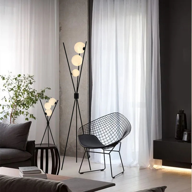 Lampa stojąca LED na trójnogu z kloszami kulistymi