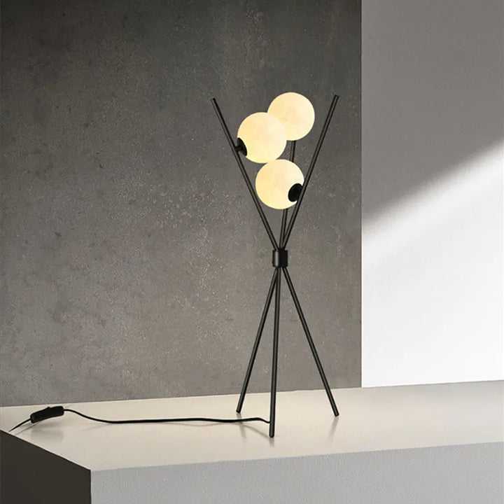 Lampa stojąca LED na trójnogu z kloszami kulistymi