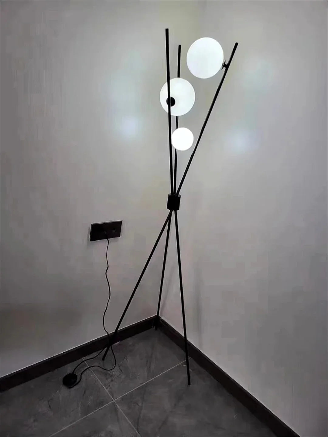 Lampa stojąca LED na trójnogu z kloszami kulistymi
