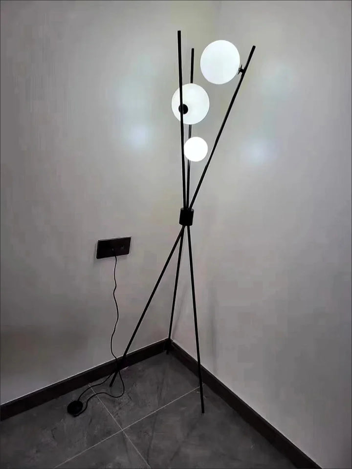 Lampa stojąca LED na trójnogu z kloszami kulistymi