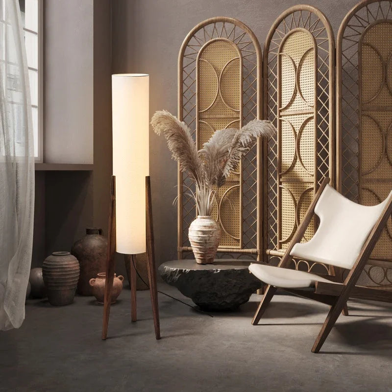 Lampa stojąca z cylindrycznym kloszem i drewnianą podstawą