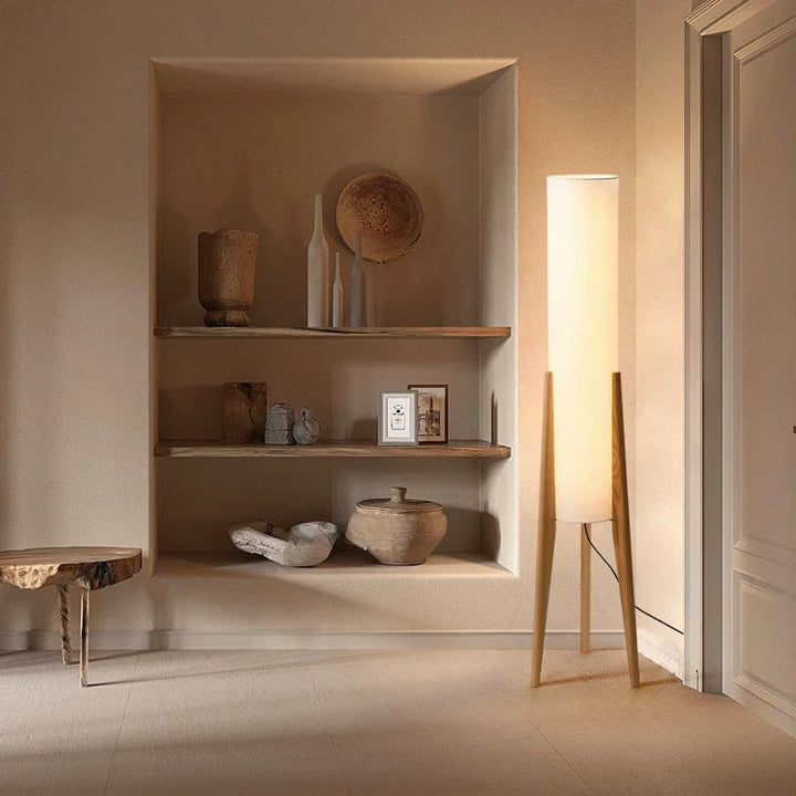 Lampa stojąca z cylindrycznym kloszem i drewnianą podstawą