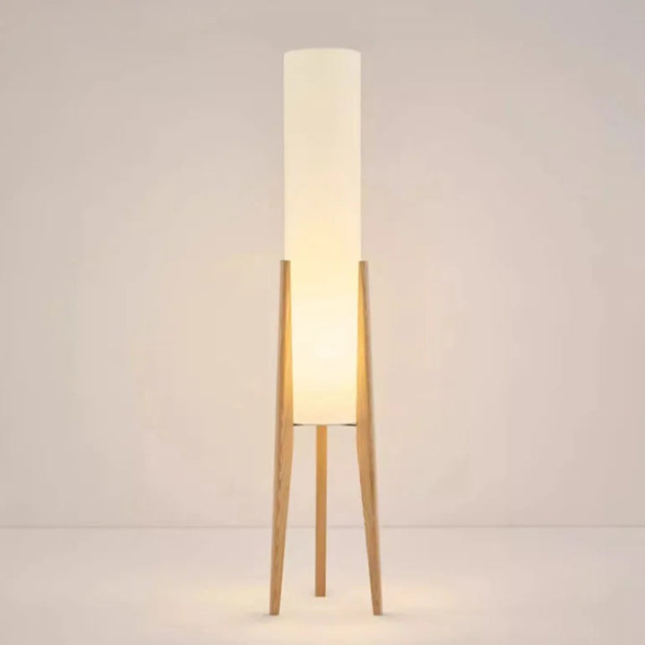 Lampa stojąca z cylindrycznym kloszem i drewnianą podstawą