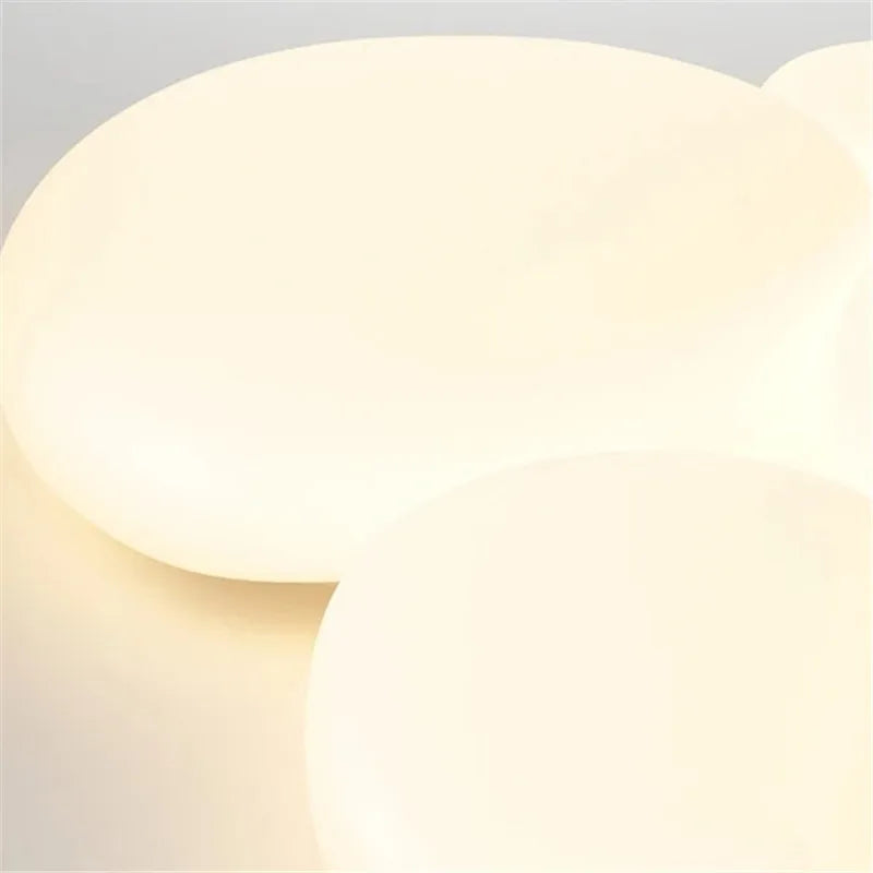 Lampa sufitowa LED o organicznym kształcie