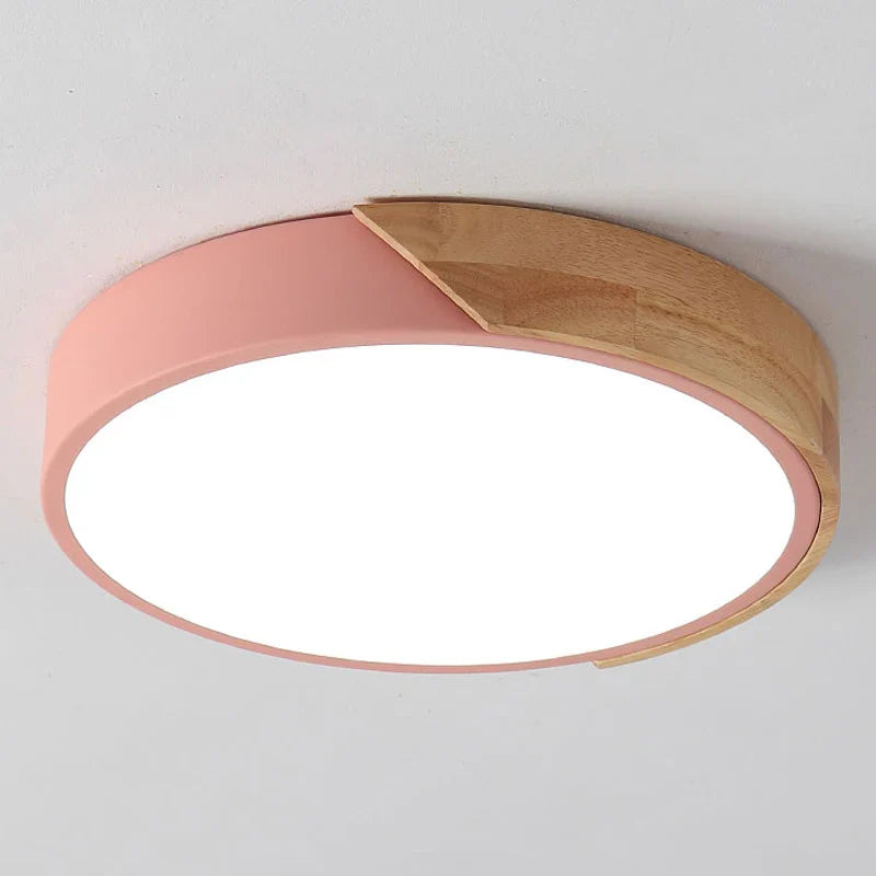 Lampa sufitowa LED z okrągłym kloszem i drewnianym łukowym akcentem