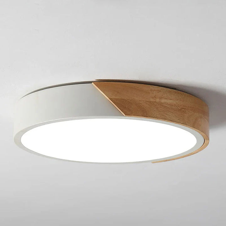Lampa sufitowa LED z okrągłym kloszem i drewnianym łukowym akcentem