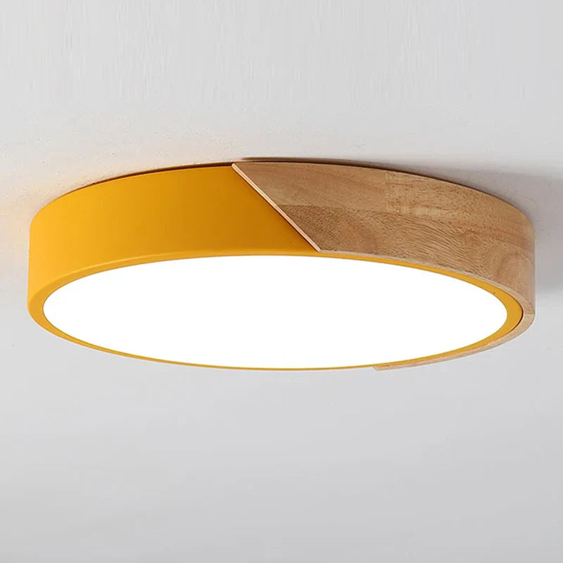 Lampa sufitowa LED z okrągłym kloszem i drewnianym łukowym akcentem
