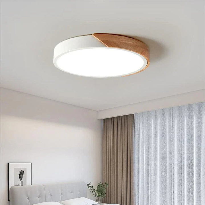 Lampa sufitowa LED z okrągłym kloszem i drewnianym łukowym akcentem
