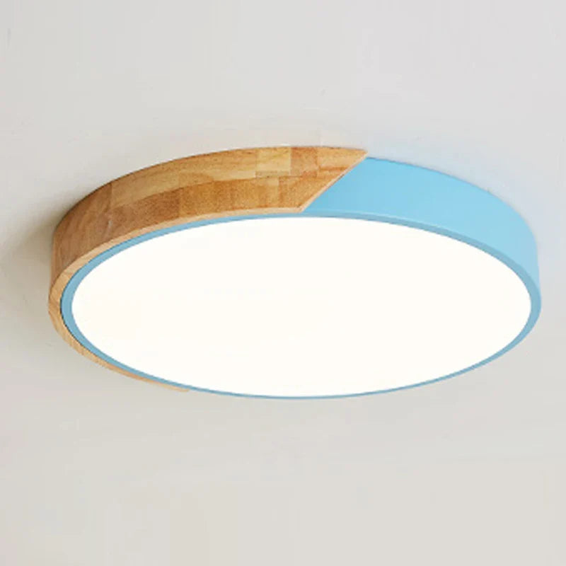 Lampa sufitowa LED z okrągłym kloszem i drewnianym łukowym akcentem