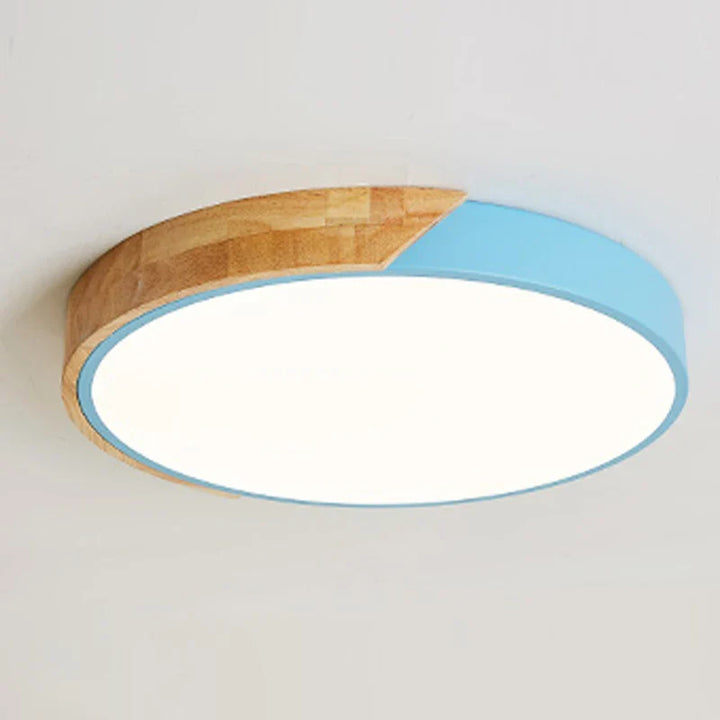 Lampa sufitowa LED z okrągłym kloszem i drewnianym łukowym akcentem