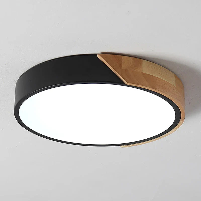Lampa sufitowa LED z okrągłym kloszem i drewnianym łukowym akcentem