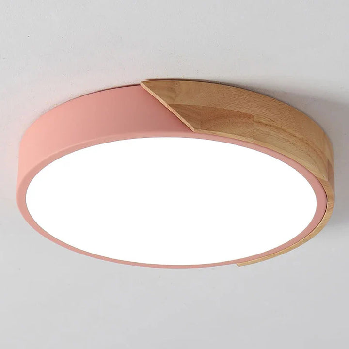 Lampa sufitowa LED z okrągłym kloszem i drewnianym łukowym akcentem