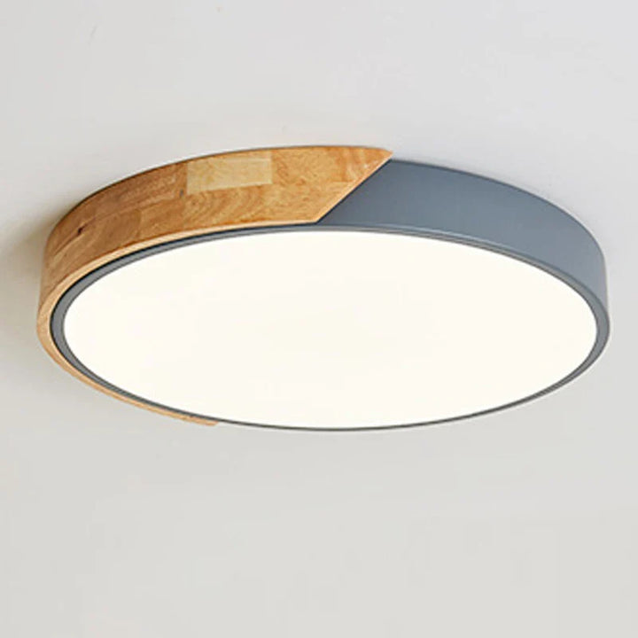 Lampa sufitowa LED z okrągłym kloszem i drewnianym łukowym akcentem