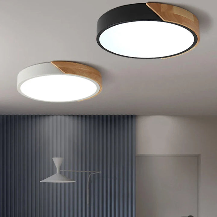 Lampa sufitowa LED z okrągłym kloszem i drewnianym łukowym akcentem