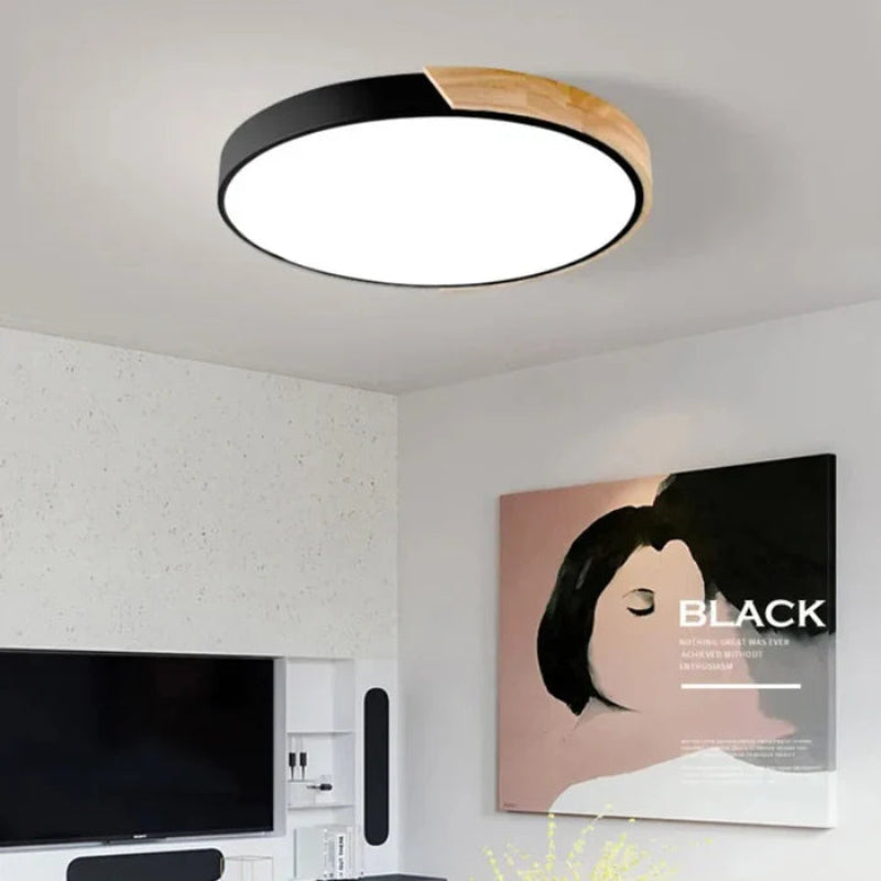 Lampa sufitowa LED z okrągłym kloszem i drewnianym łukowym akcentem