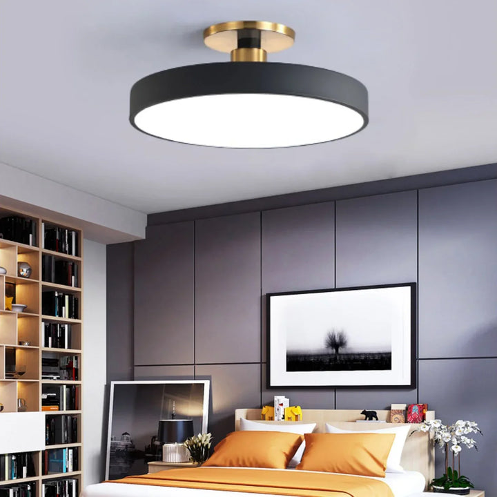 Lampa sufitowa LED z okrągłym kloszem w kształcie dysku i trzonkiem ze złotego mosiądzu