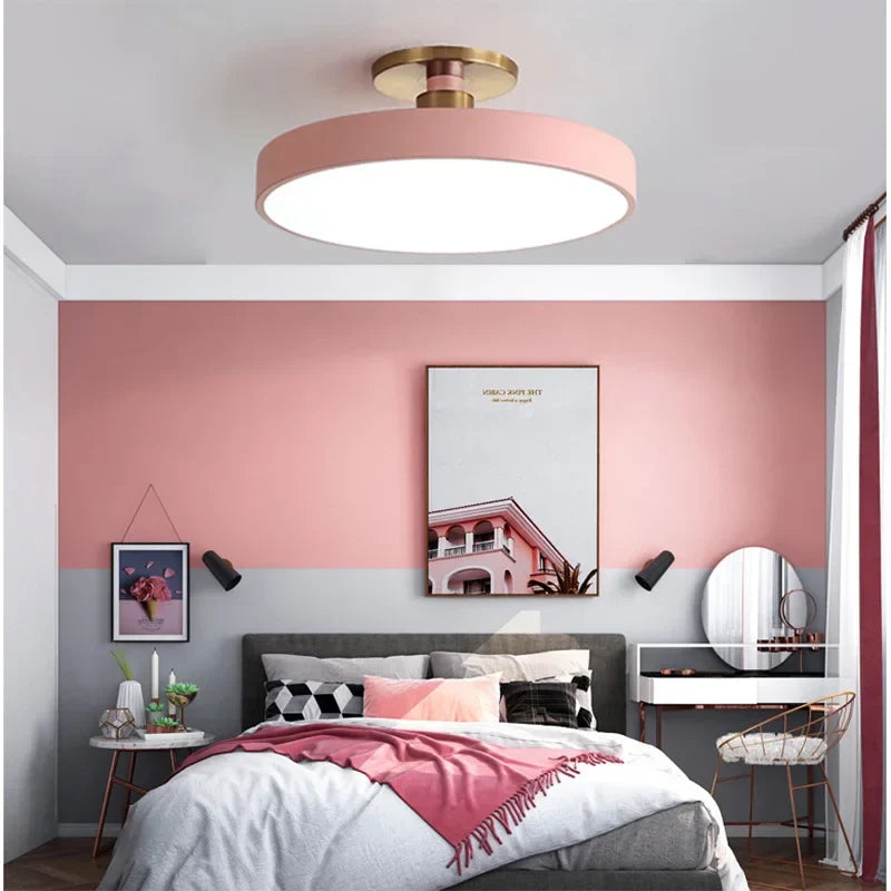 Lampa sufitowa LED z okrągłym kloszem w kształcie dysku i trzonkiem ze złotego mosiądzu