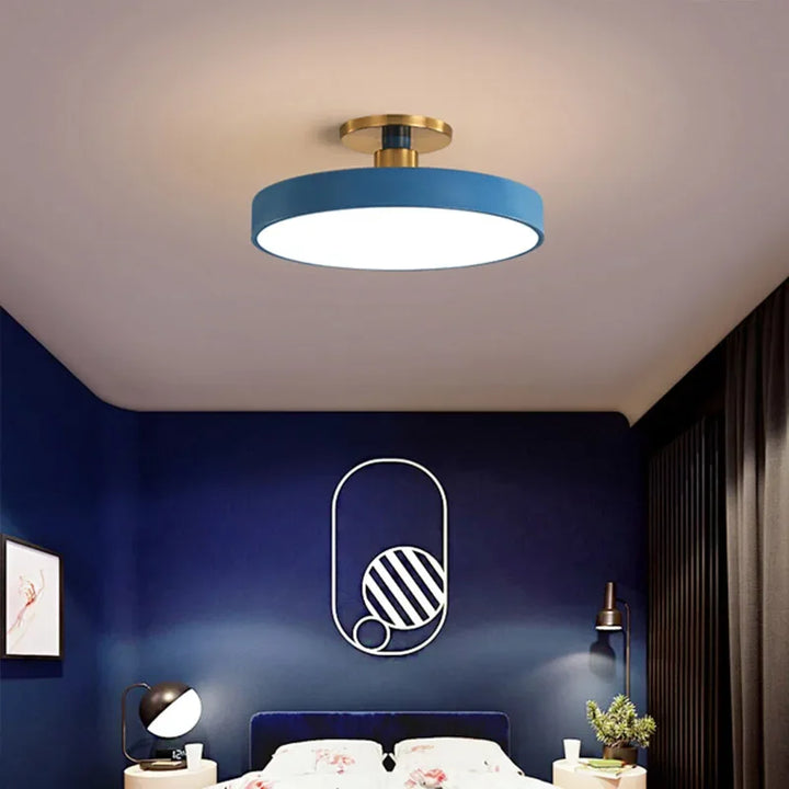 Lampa sufitowa LED z okrągłym kloszem w kształcie dysku i trzonkiem ze złotego mosiądzu