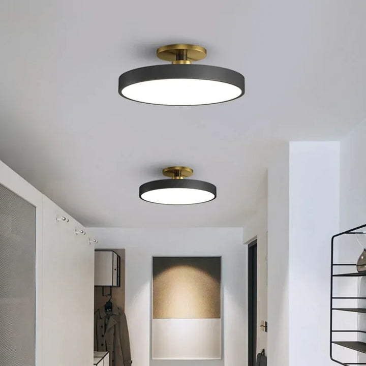 Lampa sufitowa LED z okrągłym kloszem w kształcie dysku i trzonkiem ze złotego mosiądzu