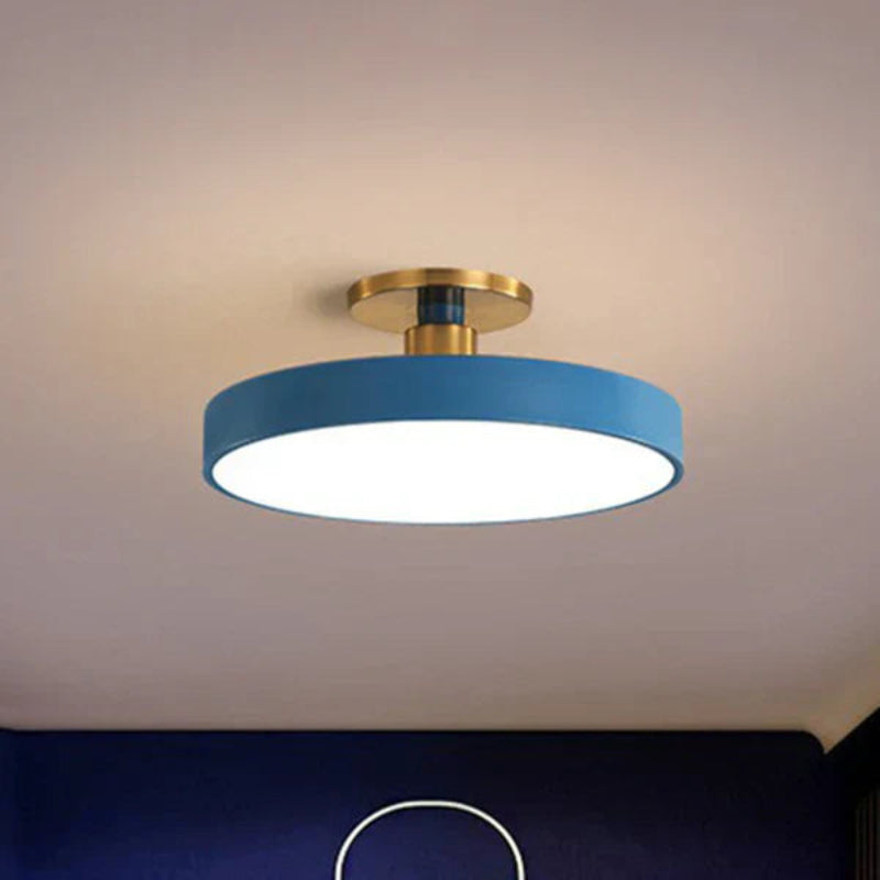 Lampa sufitowa LED z okrągłym kloszem w kształcie dysku i trzonkiem ze złotego mosiądzu