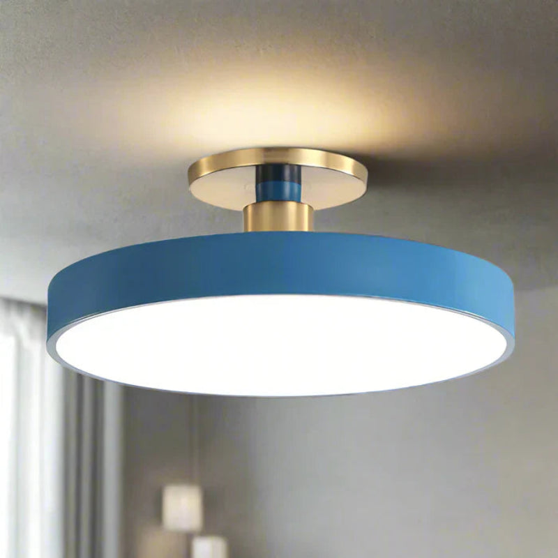 Lampa sufitowa LED z okrągłym kloszem w kształcie dysku i trzonkiem ze złotego mosiądzu