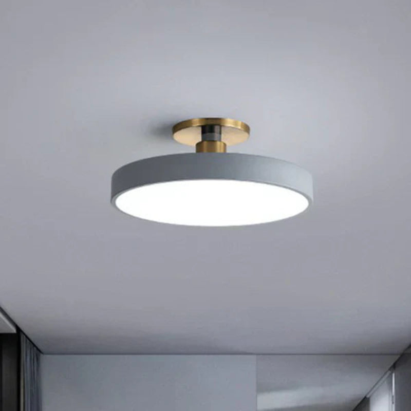 Lampa sufitowa LED z okrągłym kloszem w kształcie dysku i trzonkiem ze złotego mosiądzu