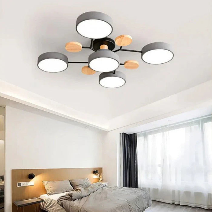 Lampa sufitowa LED z okrągłymi kloszami na rozgałęzionych ramionach z drewnianymi akcentami