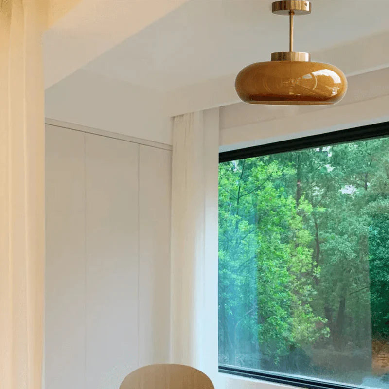 Lampa sufitowa LED z owalnym szklanym kloszem na trzonku ze złotego mosiądzu