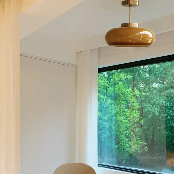 Lampa sufitowa LED z owalnym szklanym kloszem na trzonku ze złotego mosiądzu